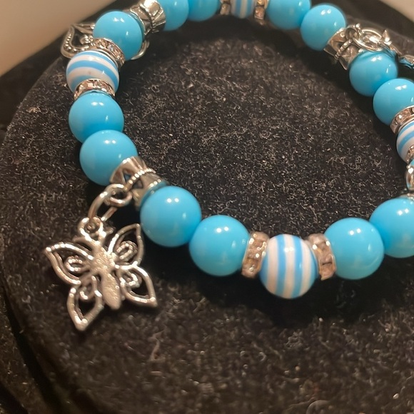 7.5” blue silver stackable stretch bracelets with 4 silver tone pendants - Picture 9 of 13